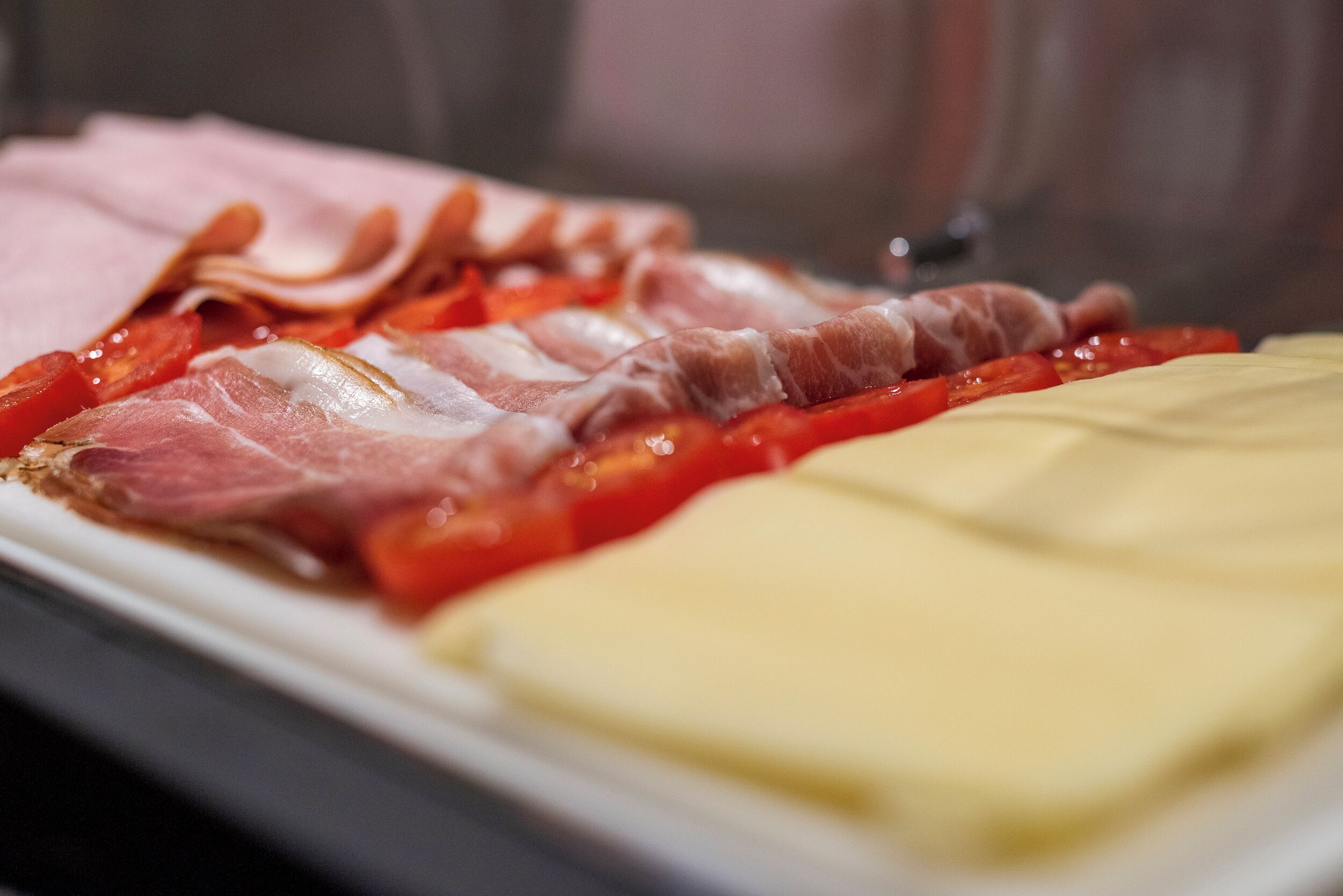 Una variedad de carnes y quesos en un plato.