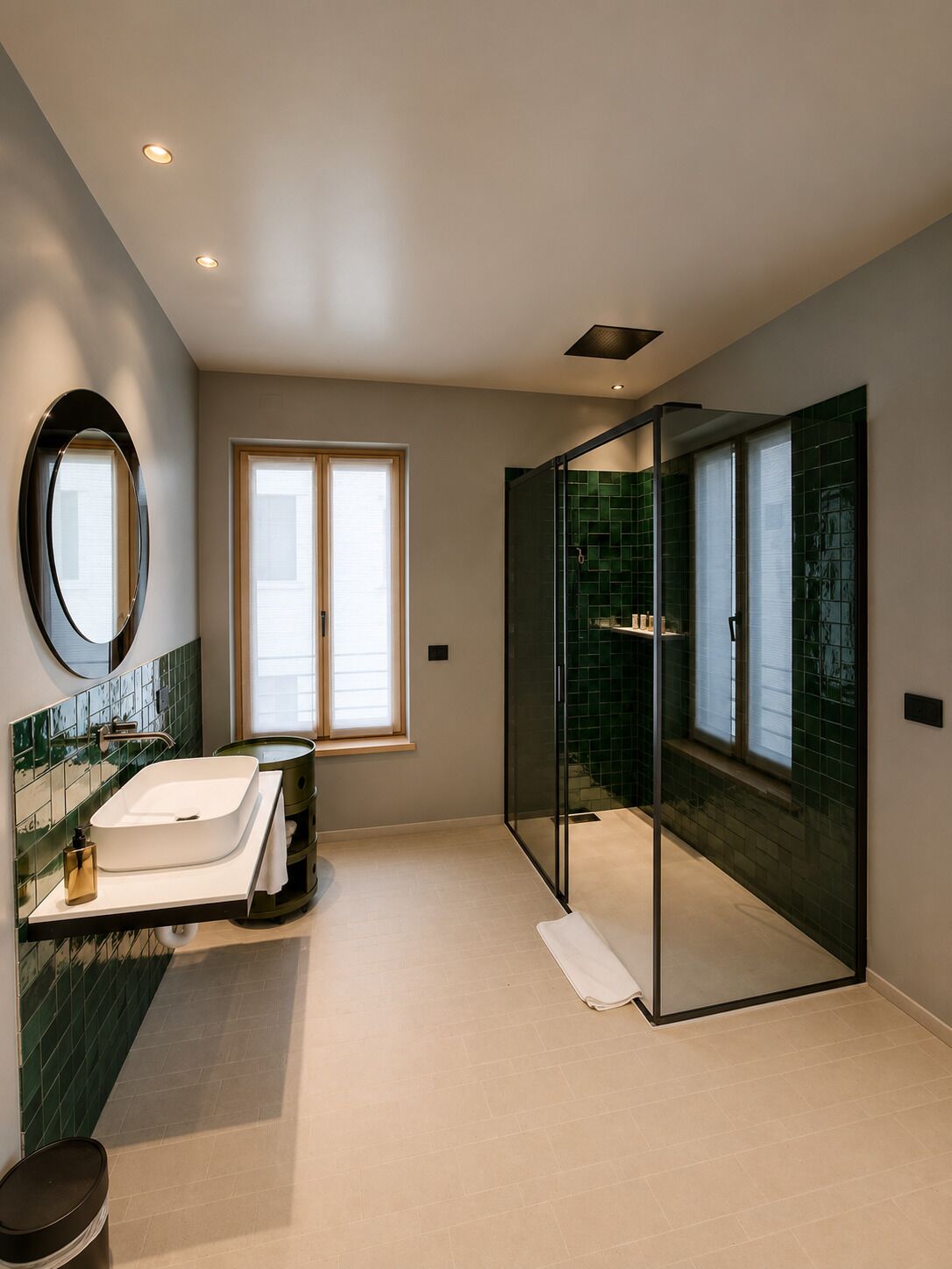 Une salle de bain moderne avec un grand miroir, une baignoire sur pieds et une douche à parois de verre.