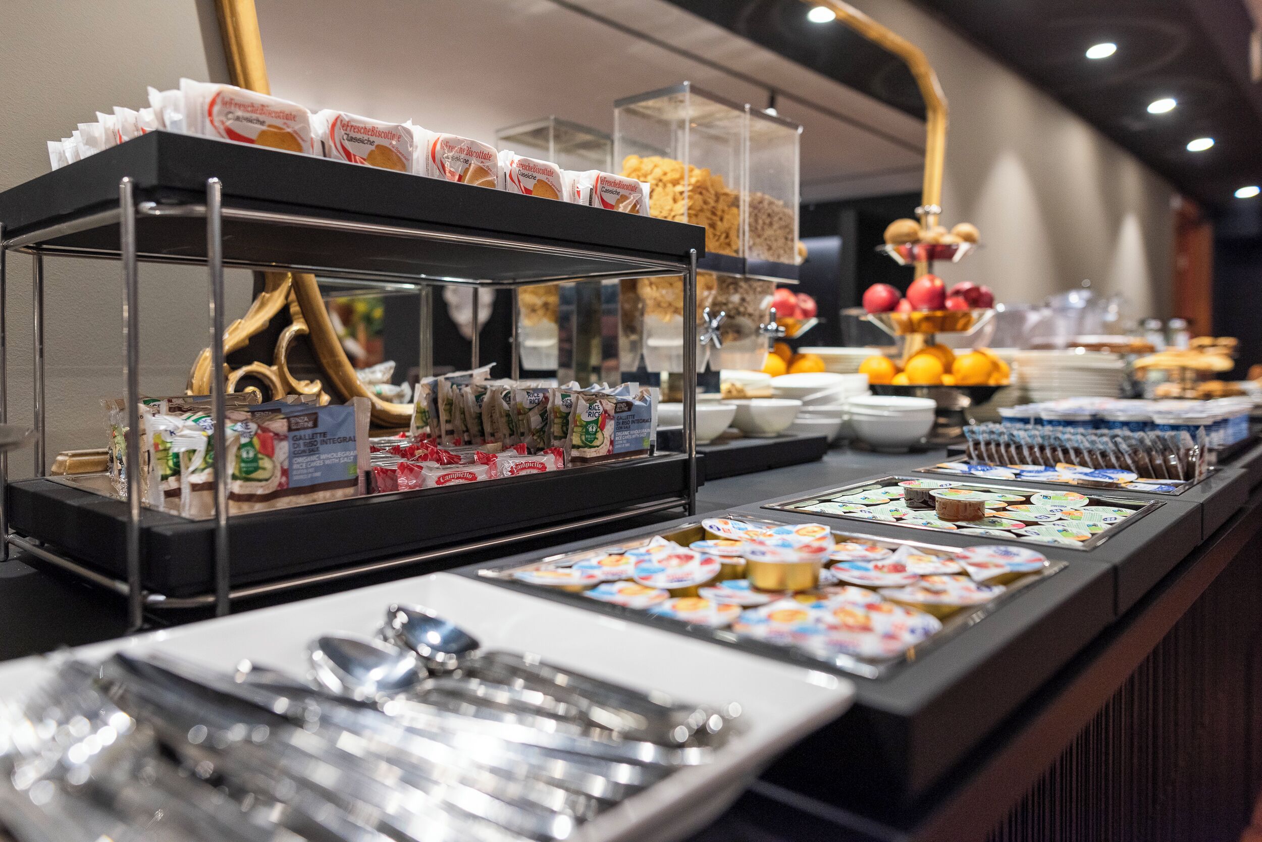 Tägliches Frühstücksbuffet (13 EUR pro Person)