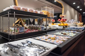 Petit déjeuner buffet (13 EUR par personne)