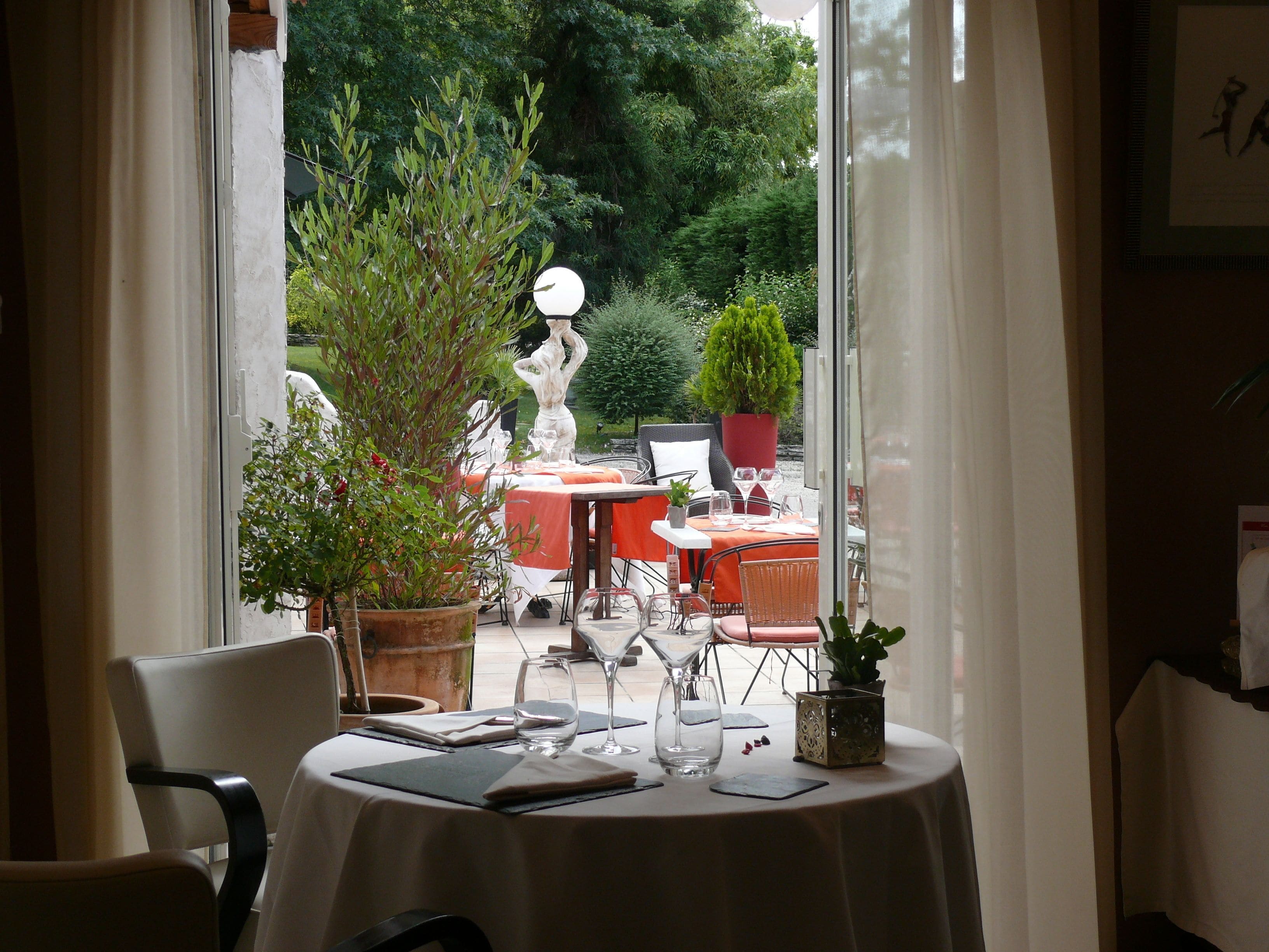 lunch and dinner served