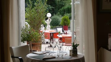 Déjeuner et dîner servis sur place