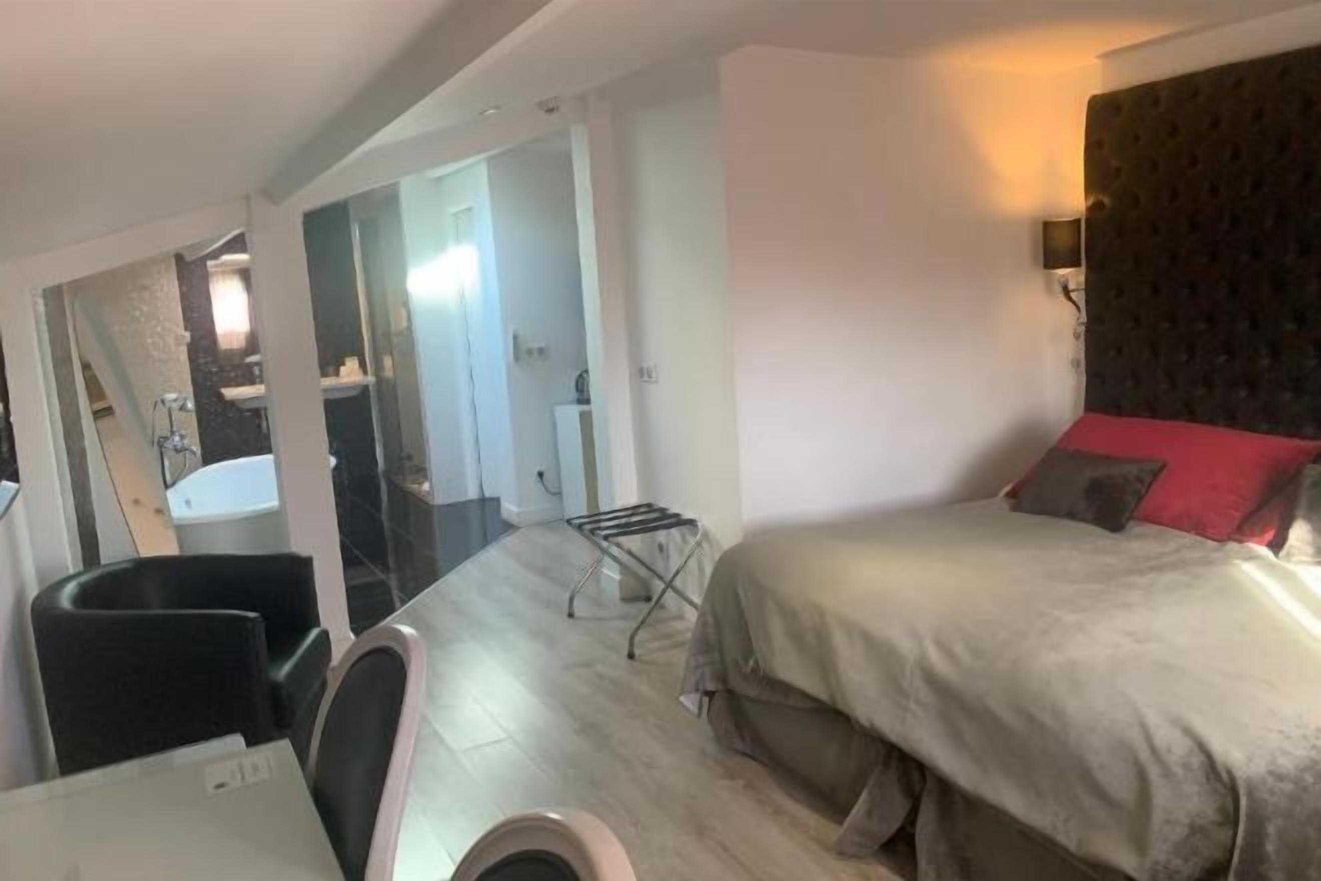 Premium bedding, Select Comfort beds, minibar, desk