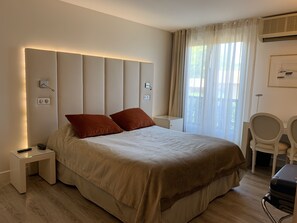 Habitación clásica | Ropa de cama de alta calidad, camas Select Comfort y minibar 