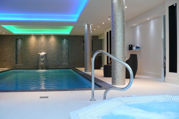 Innendørsbasseng, bassengparasoller og solsenger