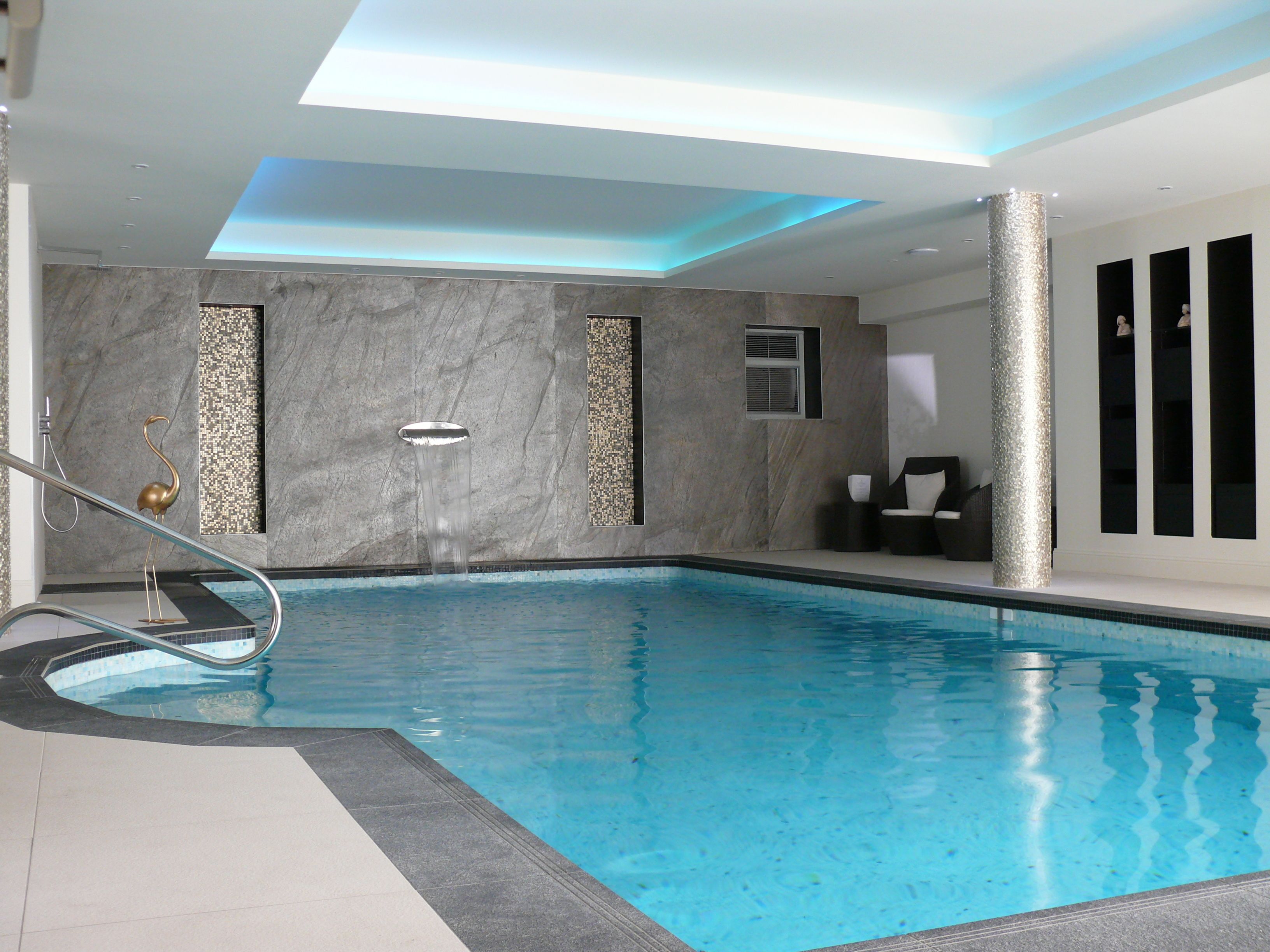 Alberca techada, acceso de 08:00 a 19:00, y sombrillas en la alberca 