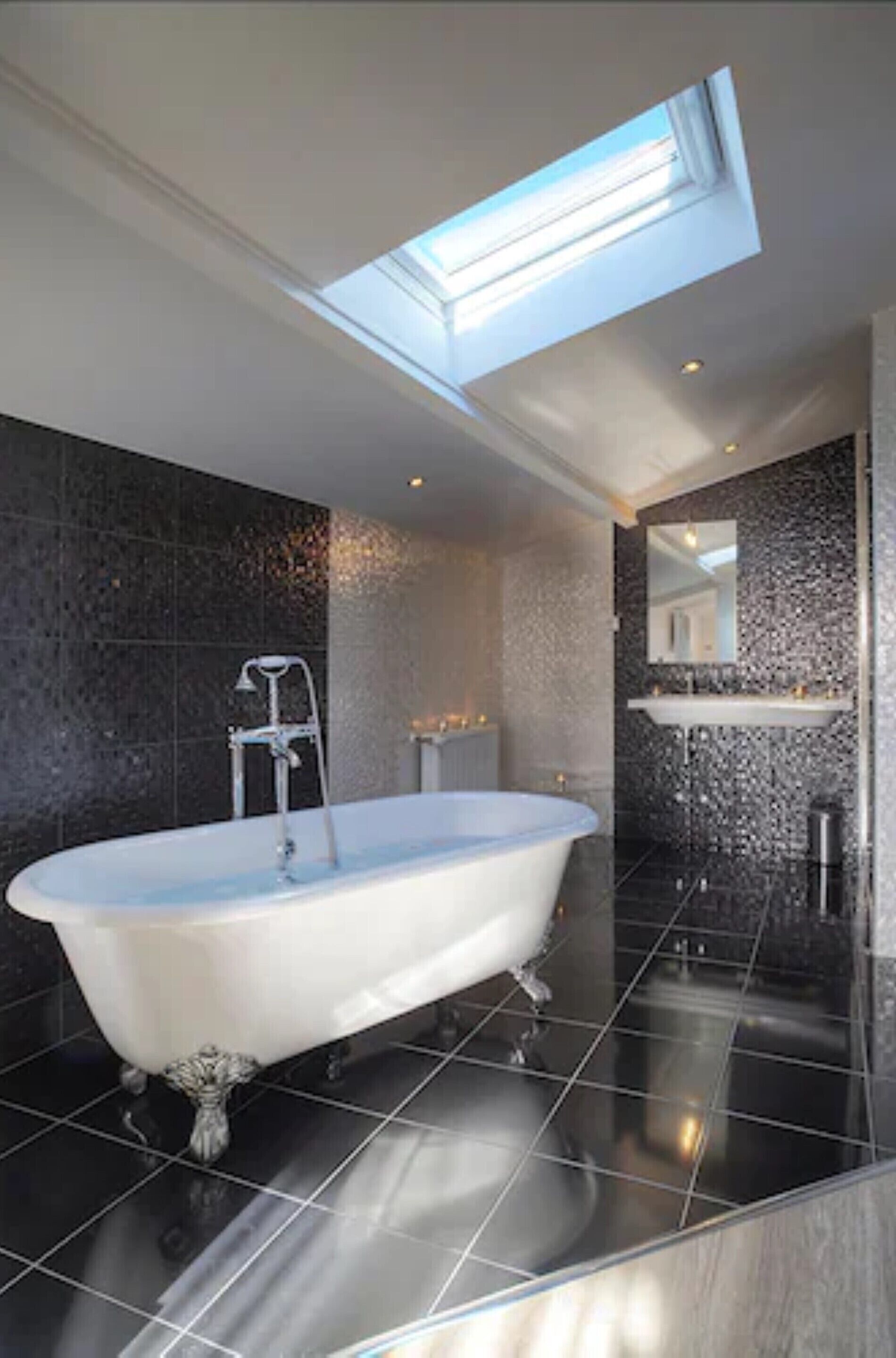 junior room | bathroom | shower, rainfall showerhead, eco-friendly toiletries, hair dryer