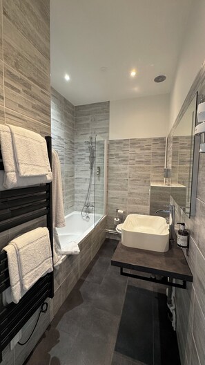 Superior Room, 1 Double or 2 Single Beds | Bathroom | Hair dryer, towels - Hôtel Bellevue (Amboise)