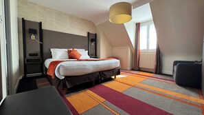 ميني بار وخزنة داخل الغرفة وبديكورات فريدة لكل غرفة ومكتب