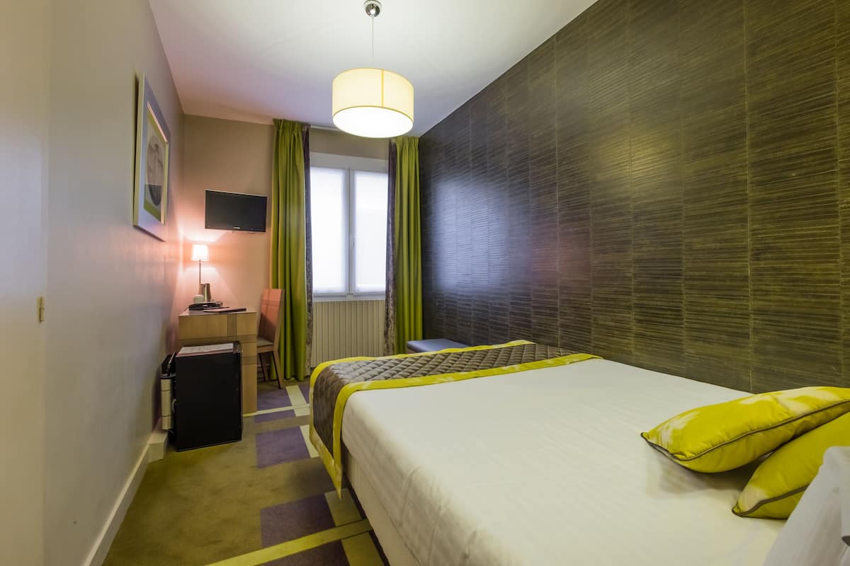Standaard tweepersoonskamer, voor 1 persoon, 1 tweepersoonsbed | Een minibar, een kluis op de kamer, individueel gedecoreerd, een bureau