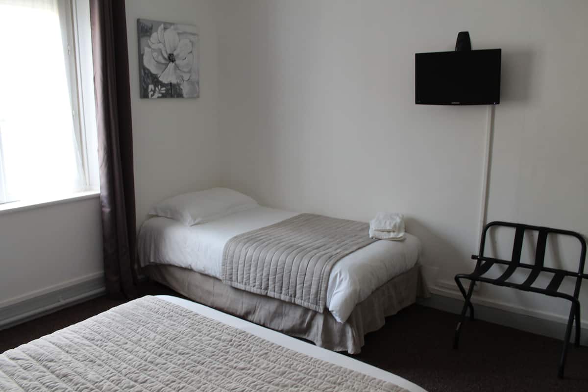 Classic Triple Room | Individually decorated, desk, blackout curtains, soundproofing