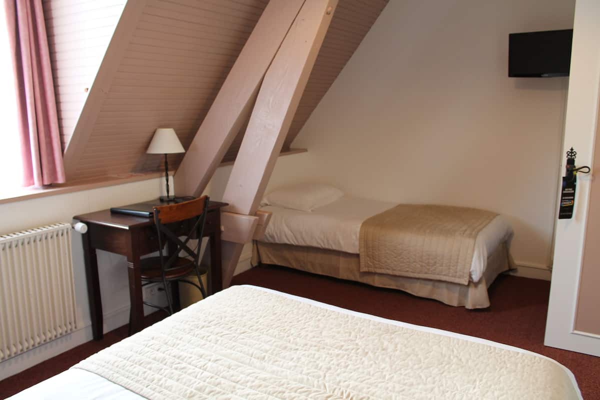 Kolmen hengen classic-huone | Yksilöllisesti sisustettu, työpöytä, pimennysverhot, äänieristys