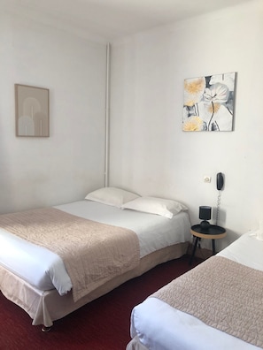 Classic Triple Room | Individually decorated, desk, blackout drapes, soundproofing - Hôtel Moderne (Gisors)