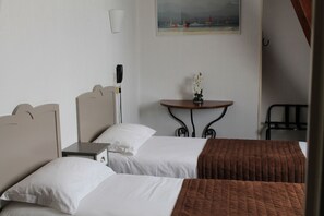 Individually decorated, desk, blackout drapes, soundproofing - Hôtel Moderne (Gisors)