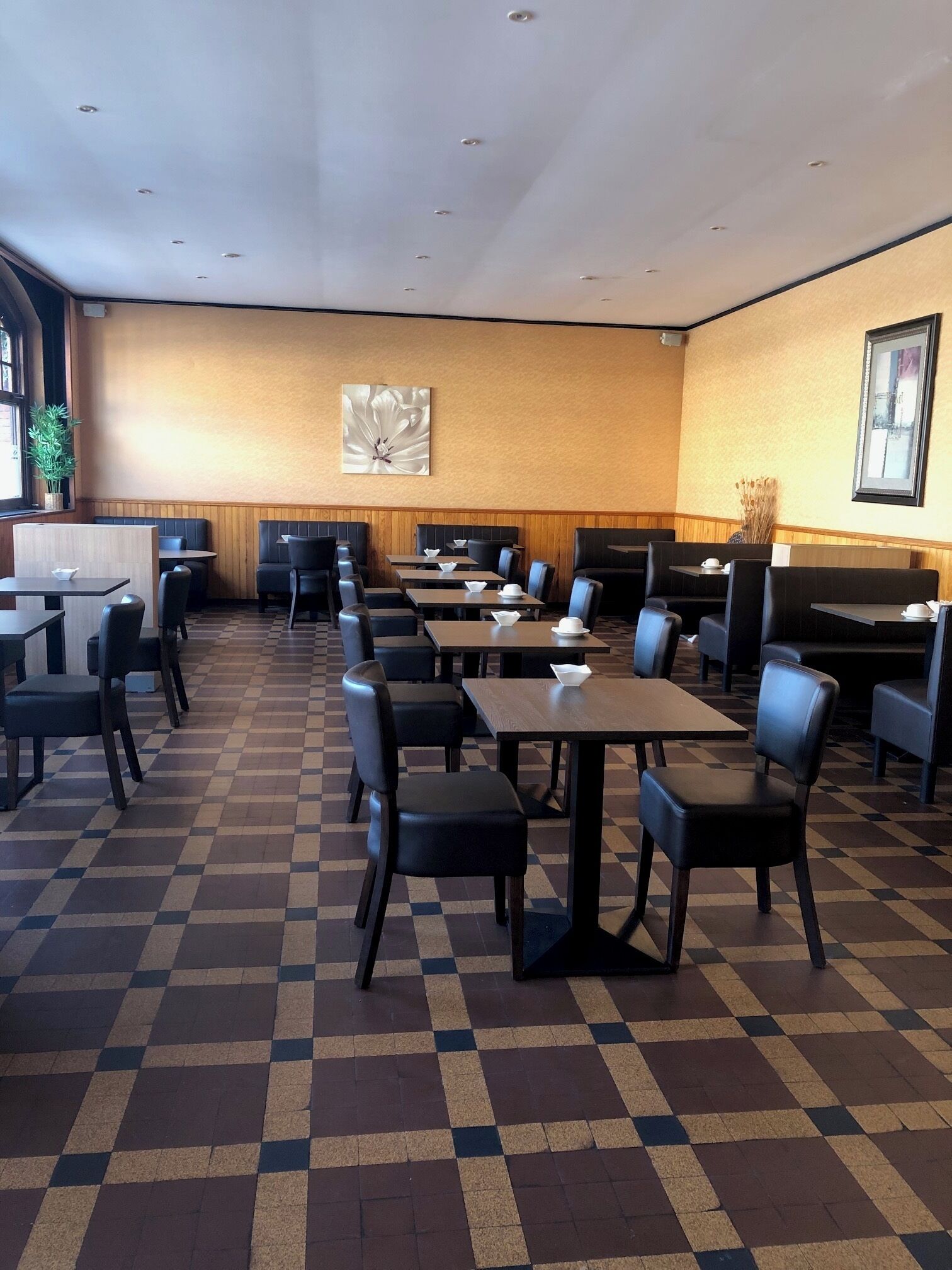 Petit déjeuner buffet servi les week-ends (11 EUR par personne)