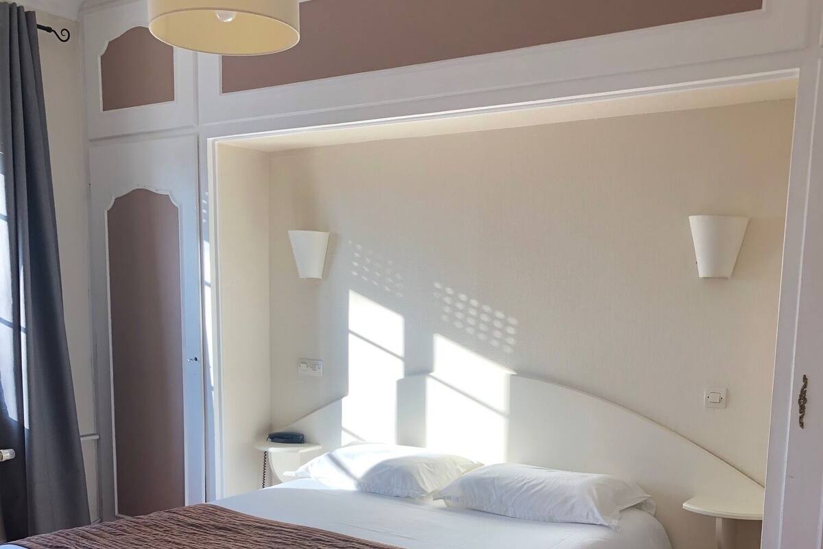 Dobbeltrom – classic, ikke-røyk | Individuelt dekorert, skrivebord, blendingsgardiner og lydisolert