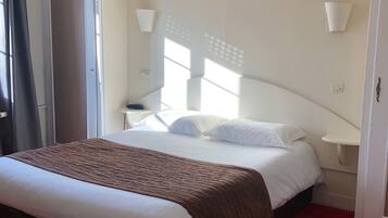 Klassieke tweepersoonskamer, niet-roken | Individueel gedecoreerd, een bureau, verduisterende gordijnen