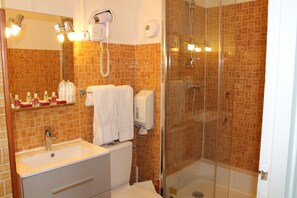 Hydromassage showerhead, free toiletries, hair dryer, towels