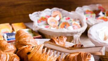 Petit déjeuner buffet servi les week-ends (11 EUR par personne)