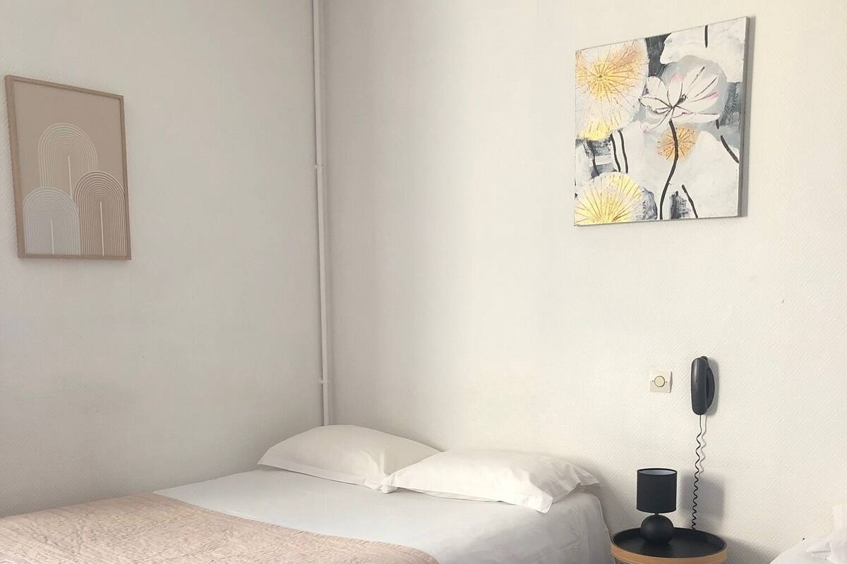 Tremannsrom – classic | Individuelt dekorert, skrivebord, blendingsgardiner og lydisolert