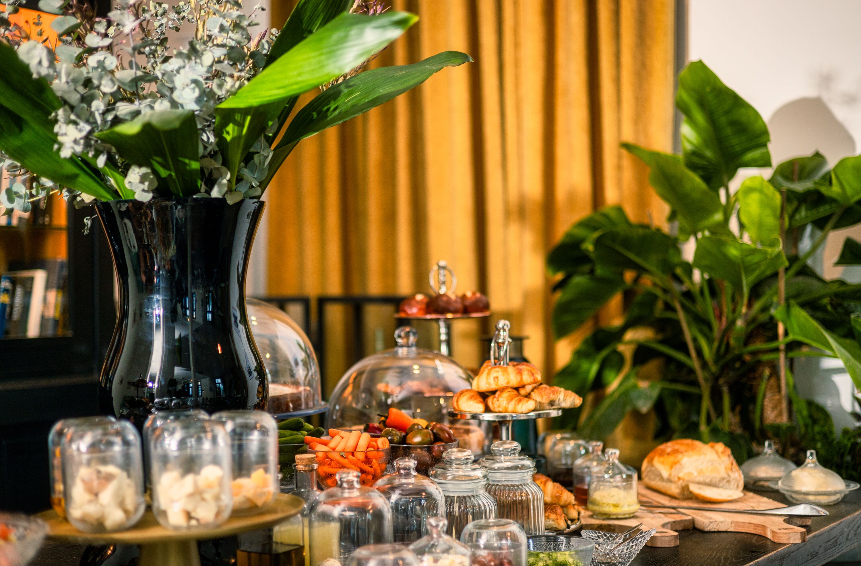 daily cooked-to-order breakfast (ils 100 per person)