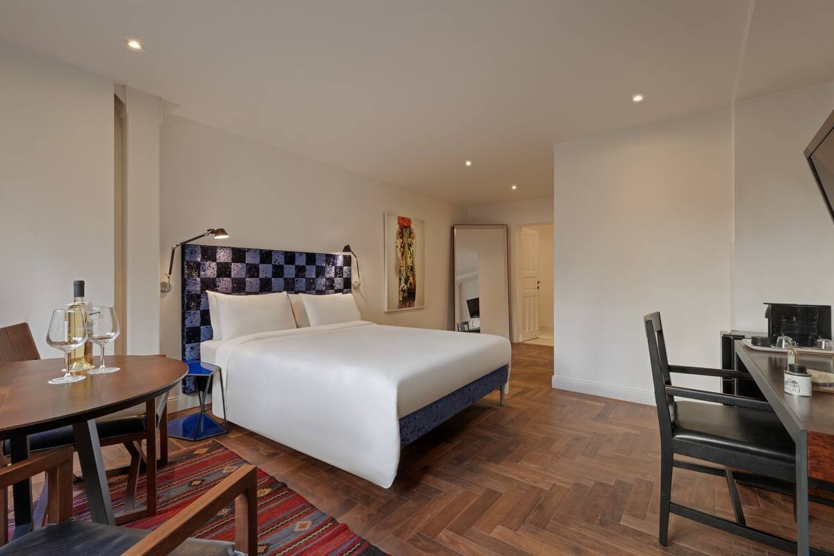 Urban English Style Room, Ground Floor | Living area | 36-inch Smart TV with cable channels, TV, pay movies