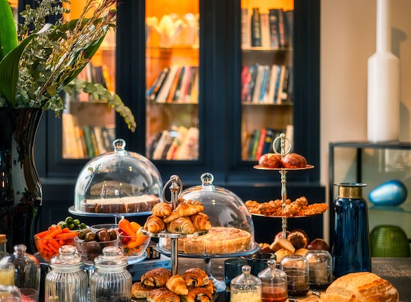 Aamiainen (100 ILS per henkilö)