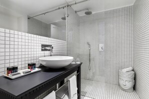 Douche, douche à « effet pluie », articles de toilette gratuits