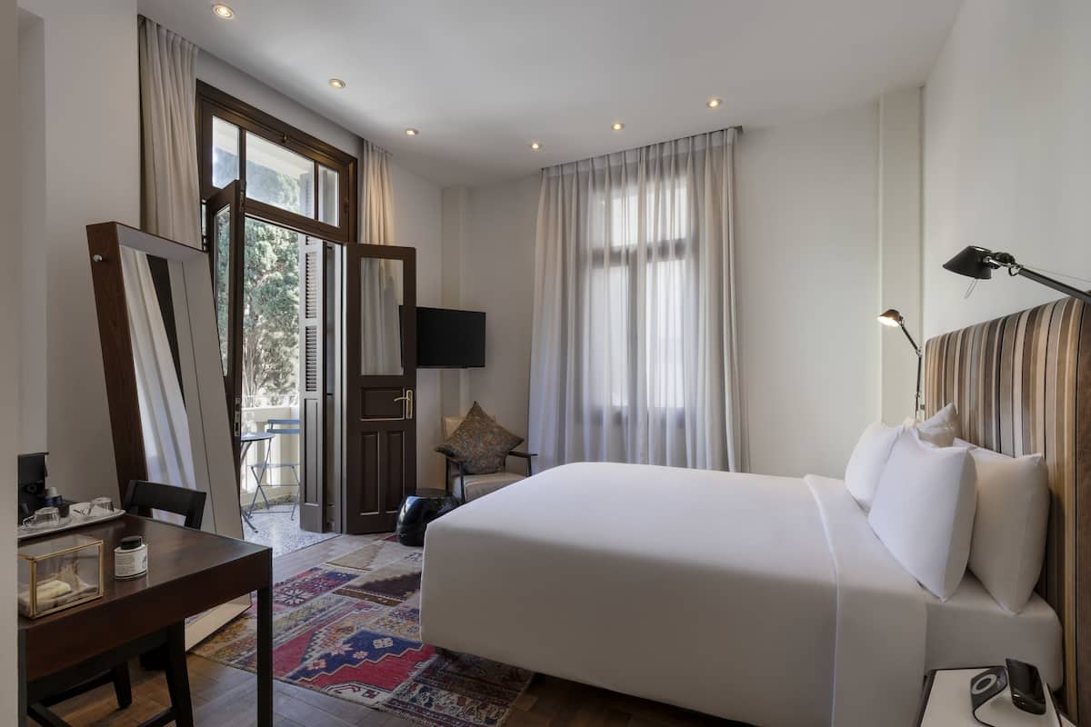 Habitación Deluxe, 1 cama Queen size, balcón | Sábanas de algodón egipcio y ropa de cama de alta calidad