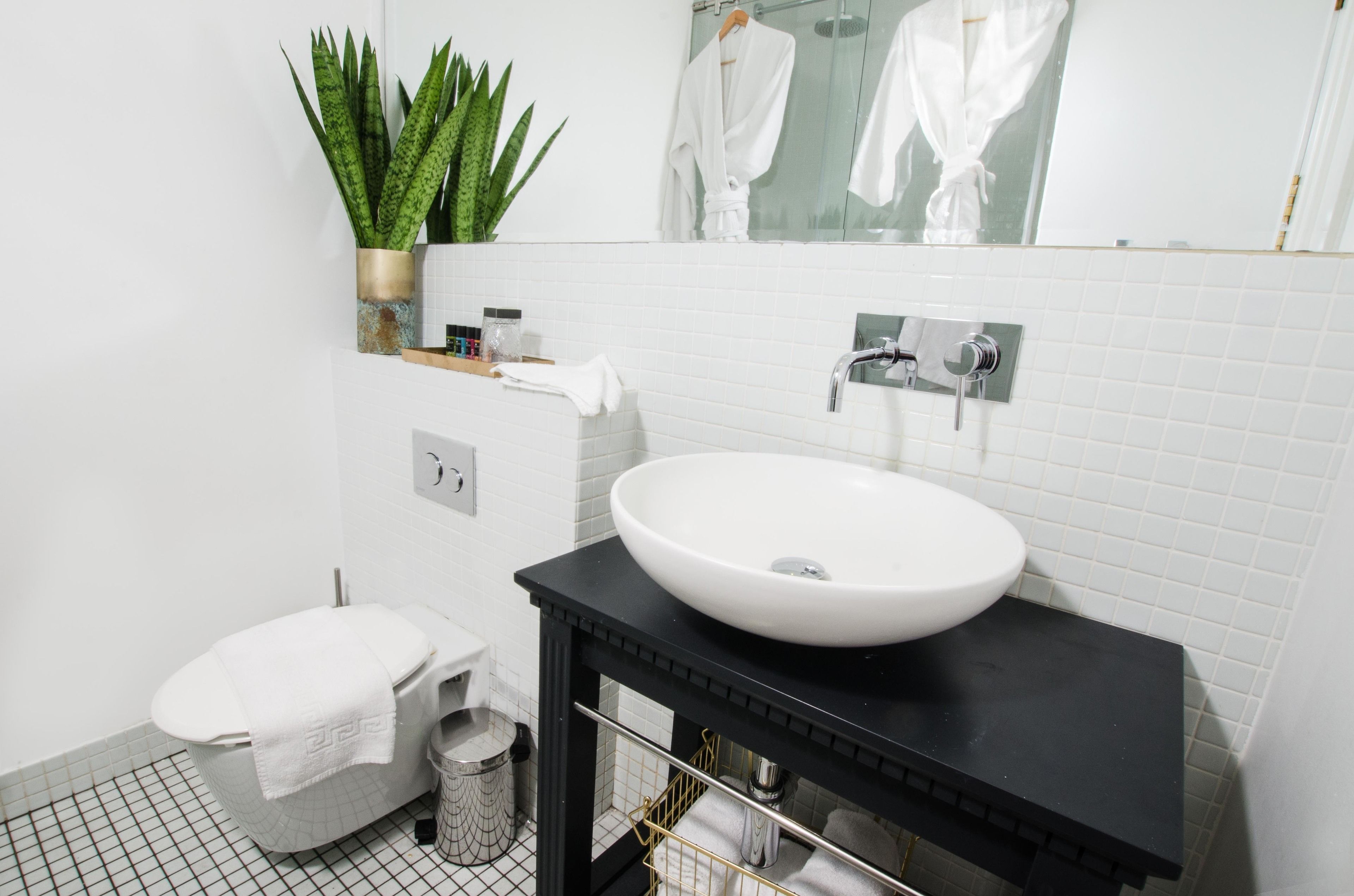 urban english style room, ground floor | bathroom | shower, rainfall showerhead, free toiletries, hair dryer