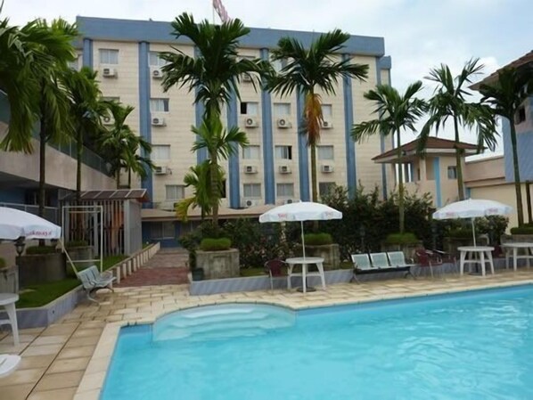 Una piscina al aire libre