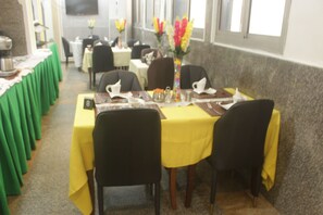 Desayuno buffet (USD 14 por persona)