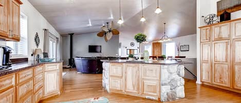Family House, Multiple Bedrooms, Mountain View | Private kitchen | Fridge, microwave, coffee/tea maker