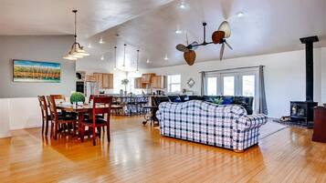 Family House, Multiple Bedrooms, Mountain View | Dining room