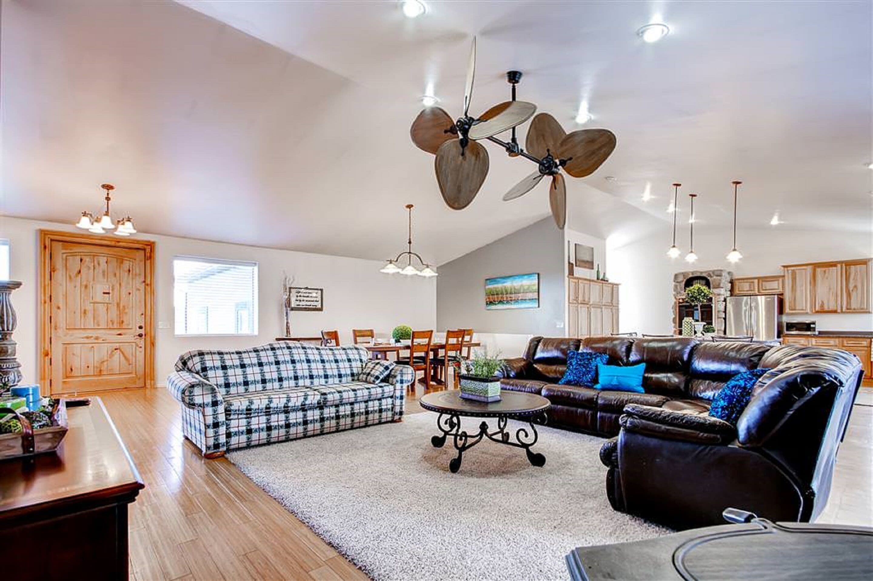 家庭獨棟房屋, 多間臥室, 山景 | 起居區 | 32-吋平面電視、有線頻道、電視