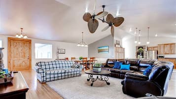 Family House, Multiple Bedrooms, Mountain View | Living area | 32-inch flat-screen TV with cable channels, TV