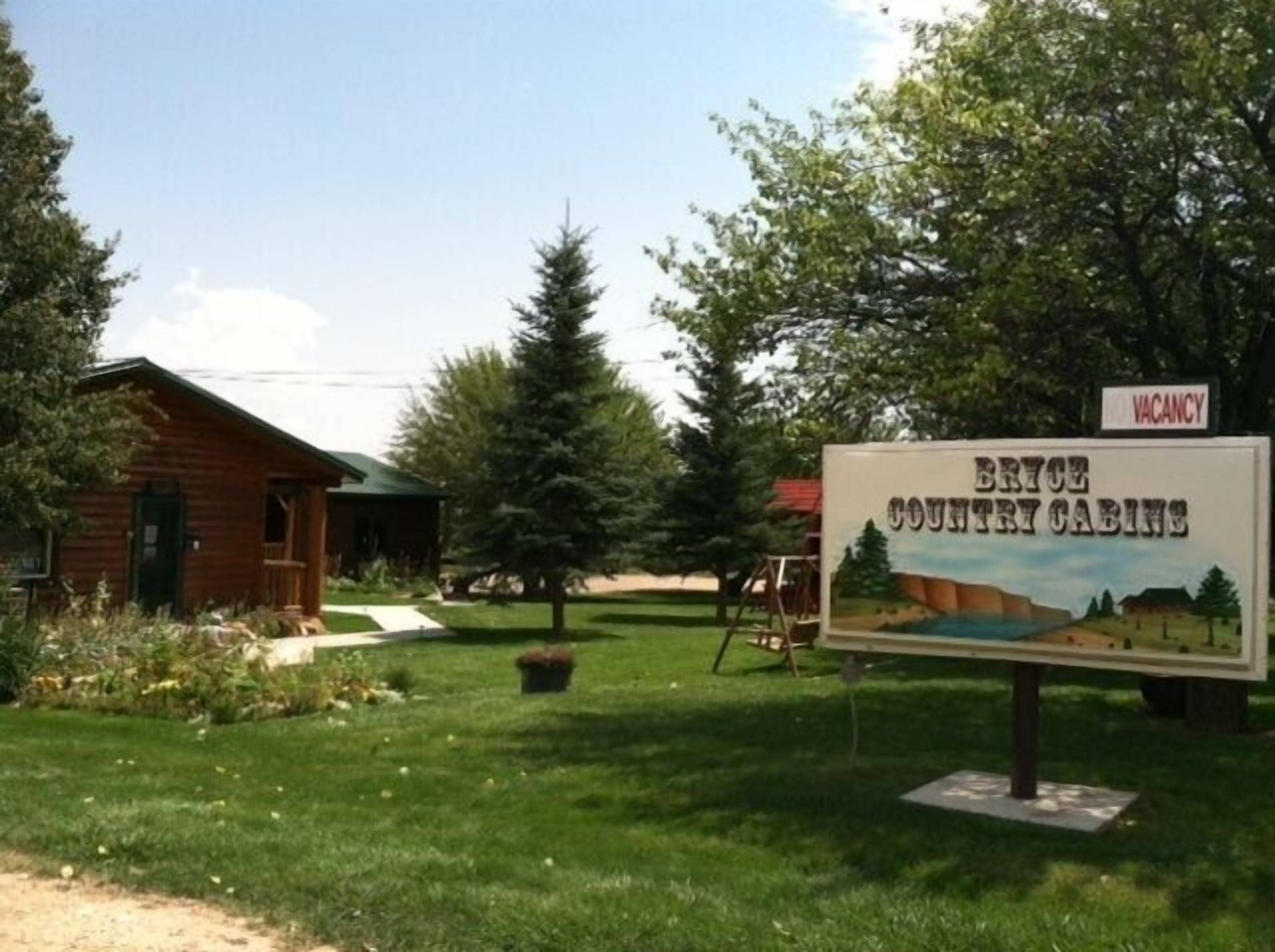 A sign for Bryce Country Cabins with a "No Vacancy" sign above it.