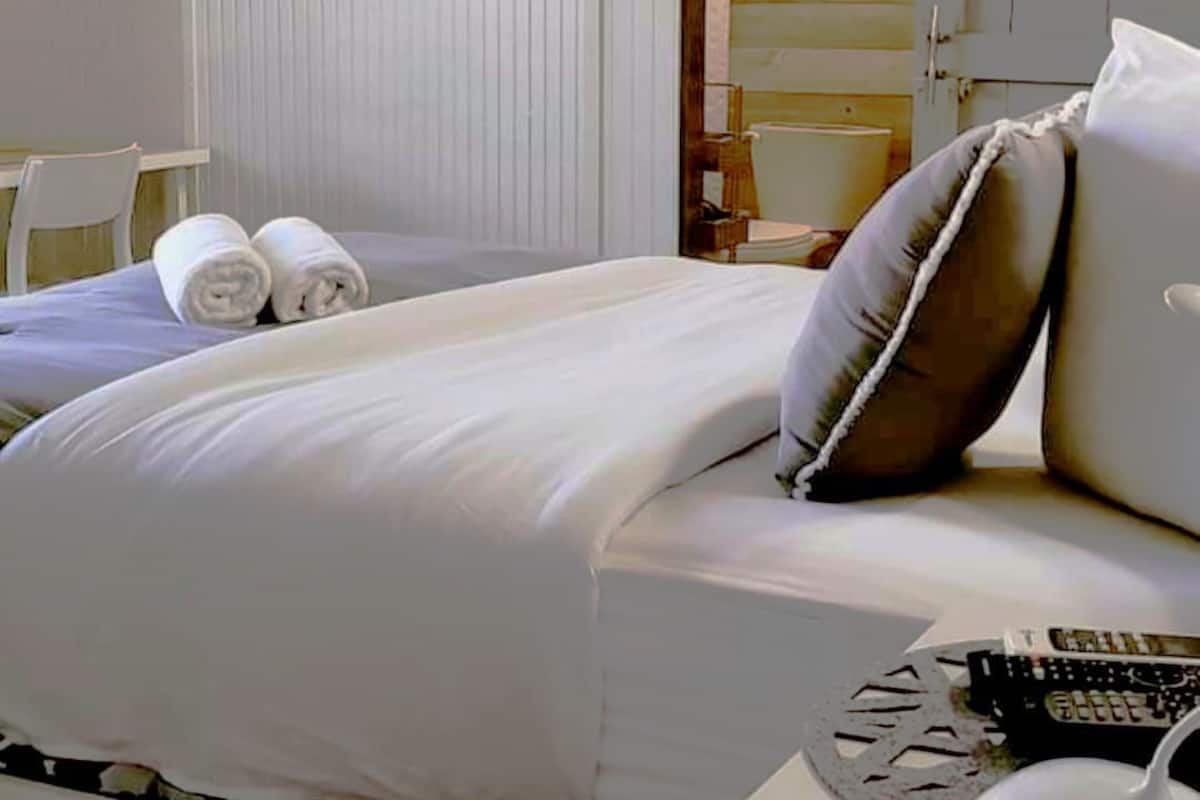 Standard Room, 1 Queen Bed | Individually decorated, individually furnished, iron/ironing board