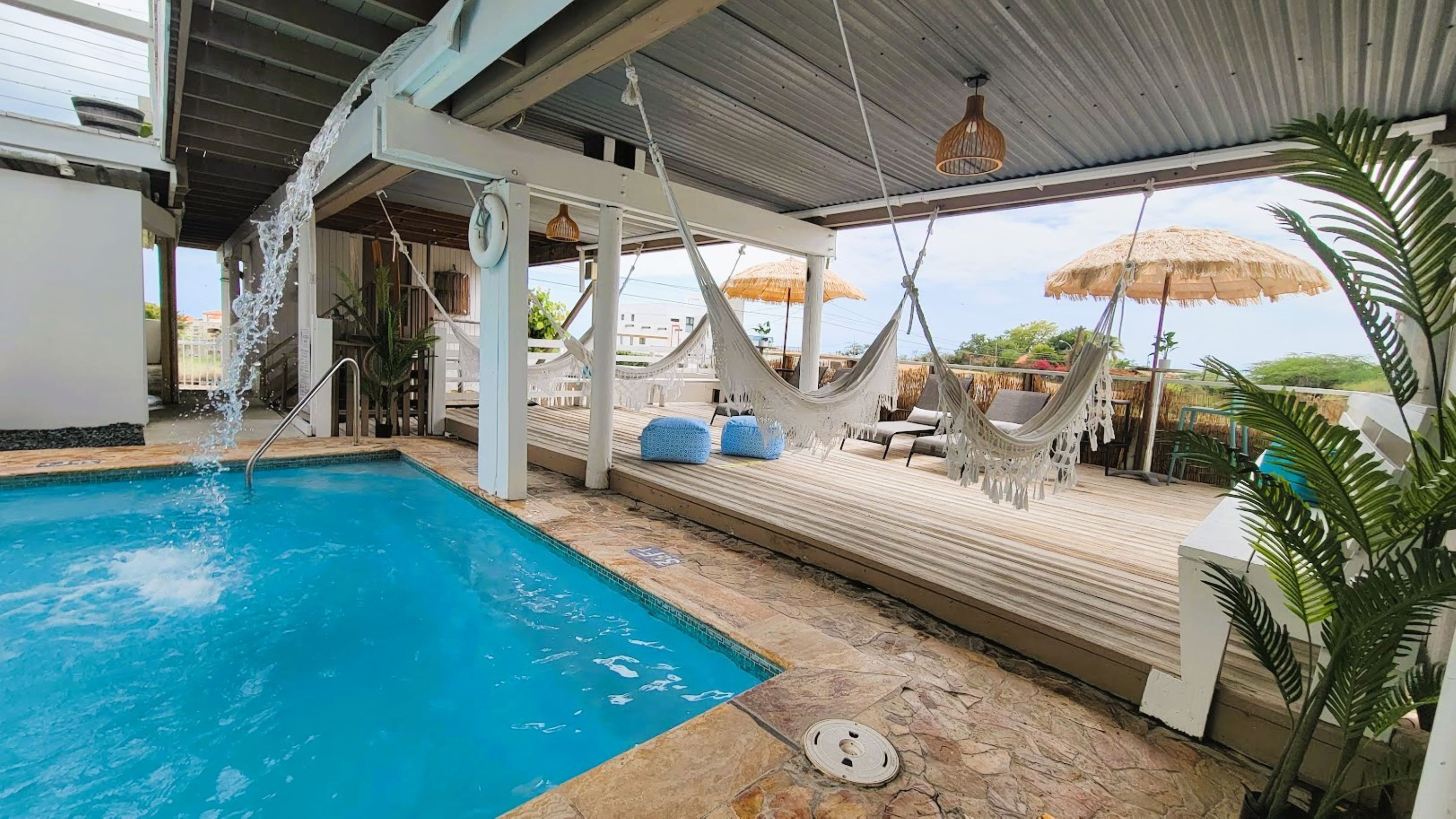 Alberca al aire libre, acceso de 10:00 a 22:00, y camastros 