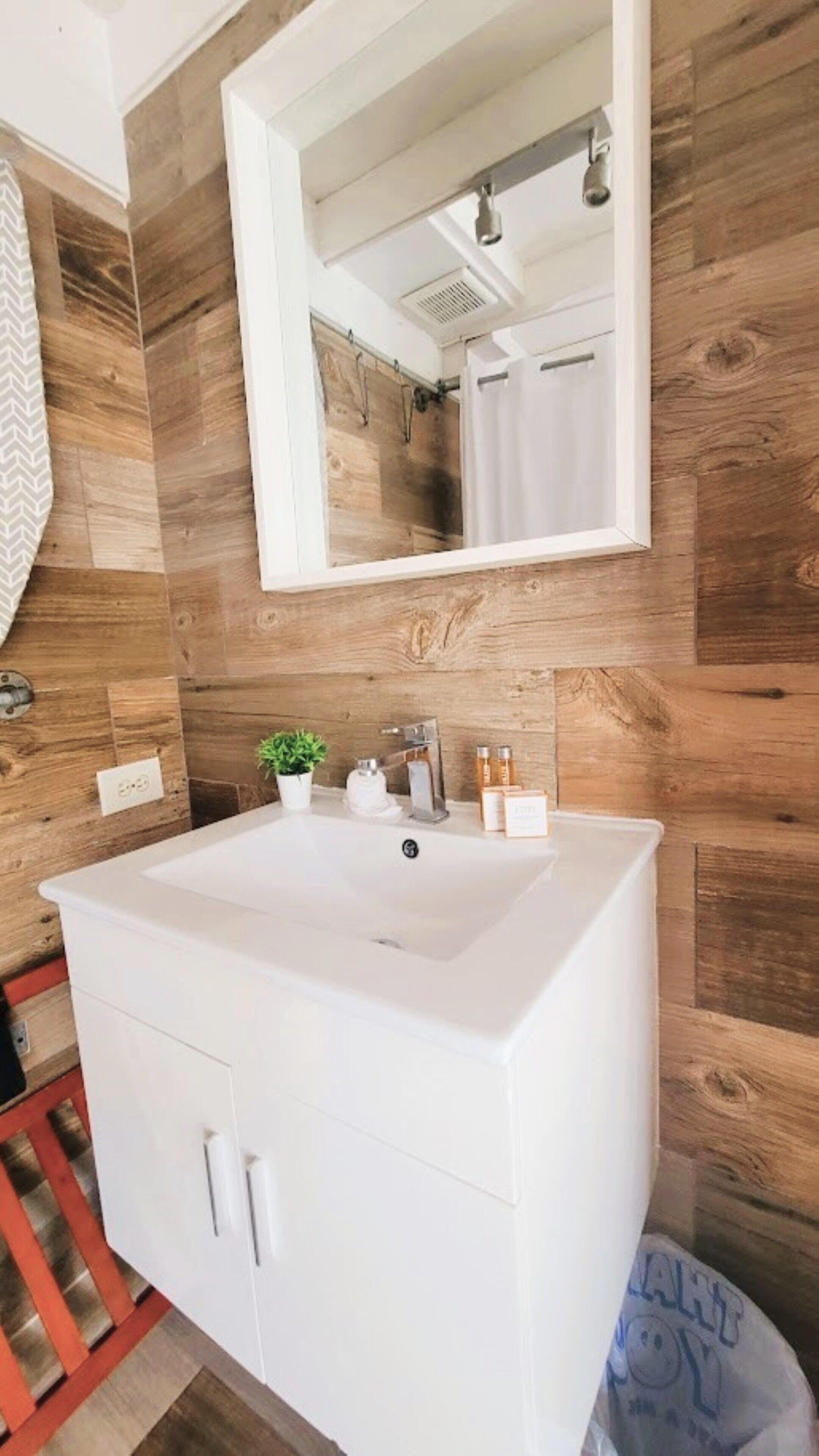 economy single room, 1 double bed | individually decorated, individually furnished, iron/ironing board