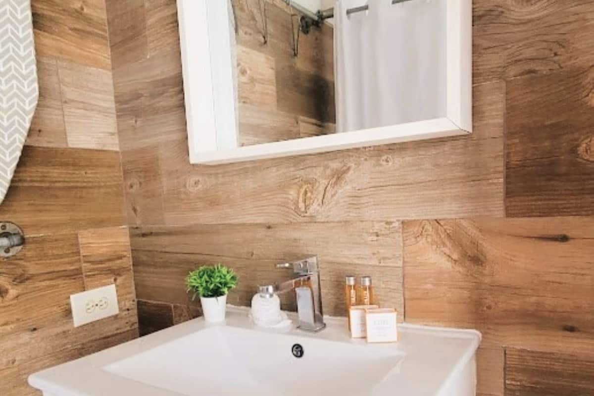 economy single room, 1 double bed | individually decorated, individually furnished, iron/ironing board