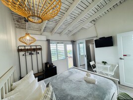 Standard Room, 1 Queen Bed | Individually decorated, individually furnished, iron/ironing board