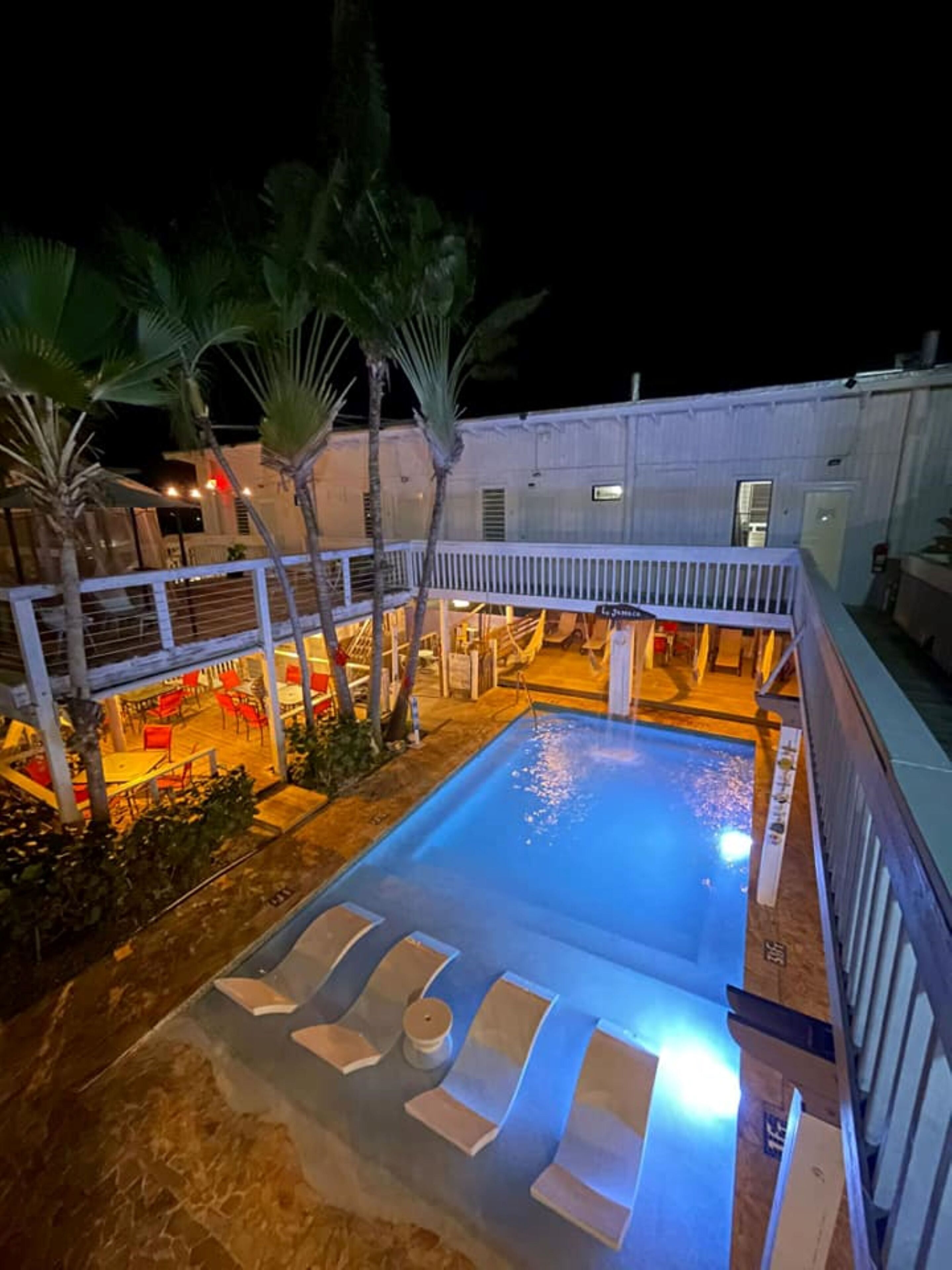 outdoor pool, open 10:00 am to 10:00 pm, pool loungers