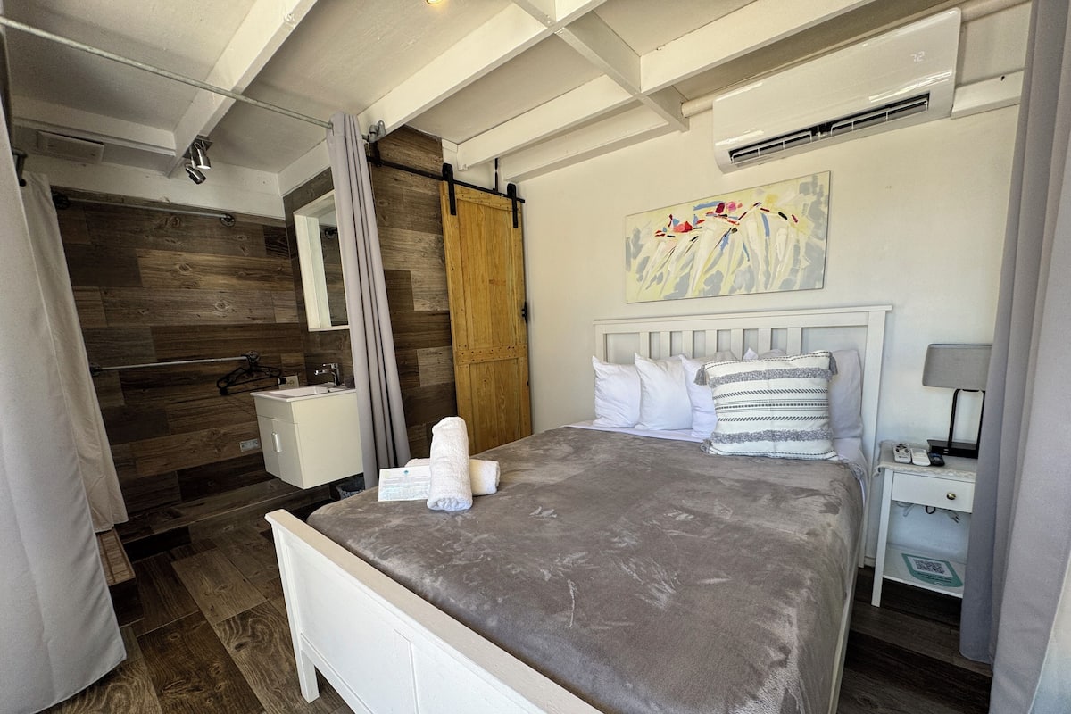 Economy Single Room, 1 Double Bed | Individually decorated, individually furnished, iron/ironing board