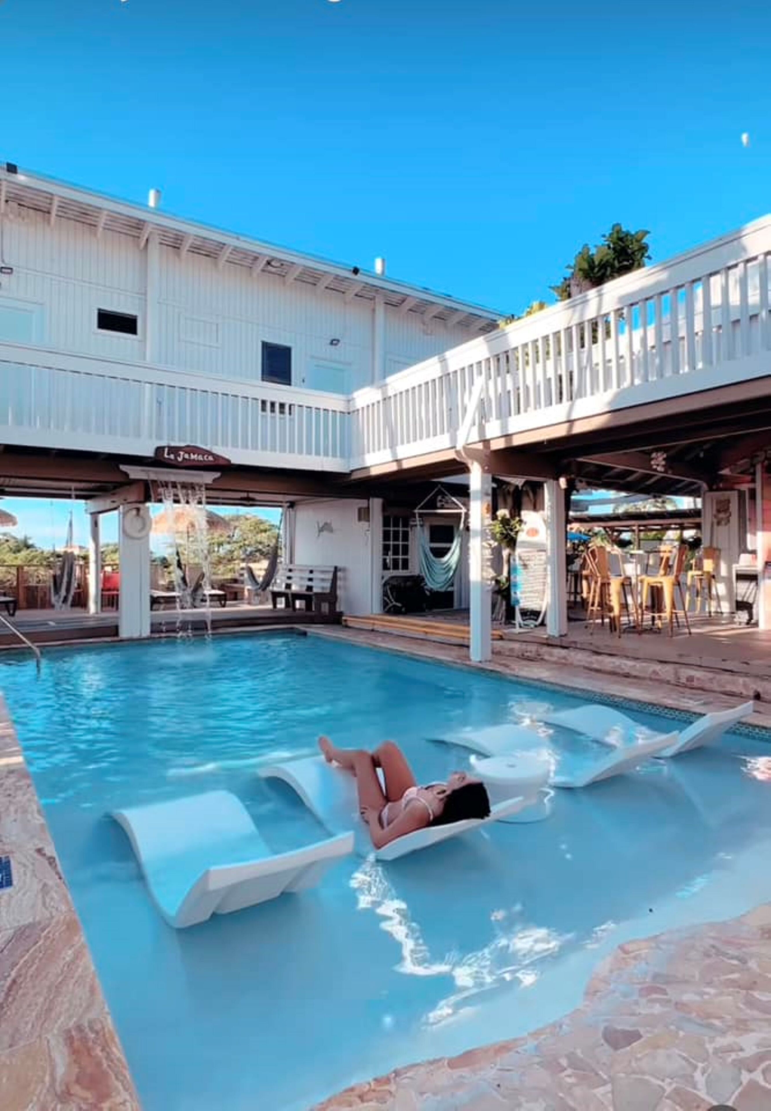 Alberca al aire libre, acceso de 10:00 a 22:00, y camastros 