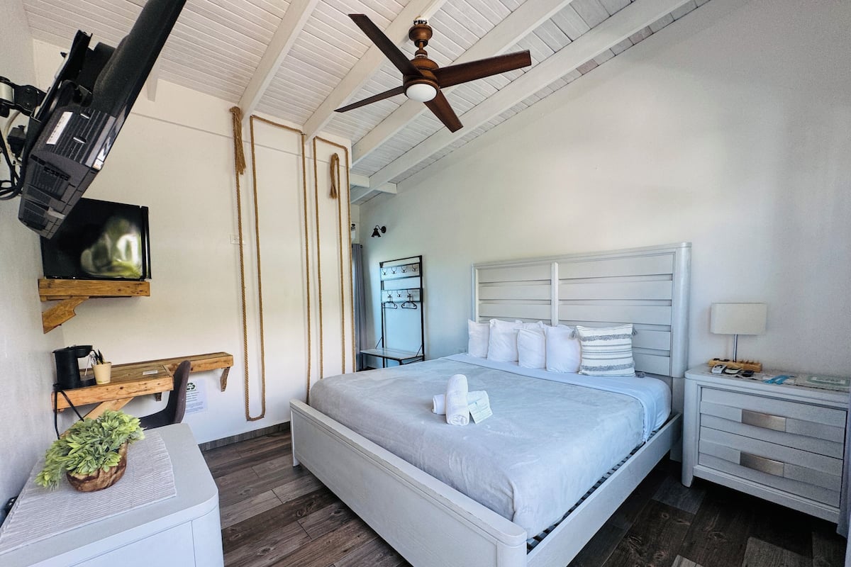 Habitación Deluxe, 1 cama King size, para no fumadores, balcón | Tabla de planchar con plancha, wifi gratis y decoración personalizada