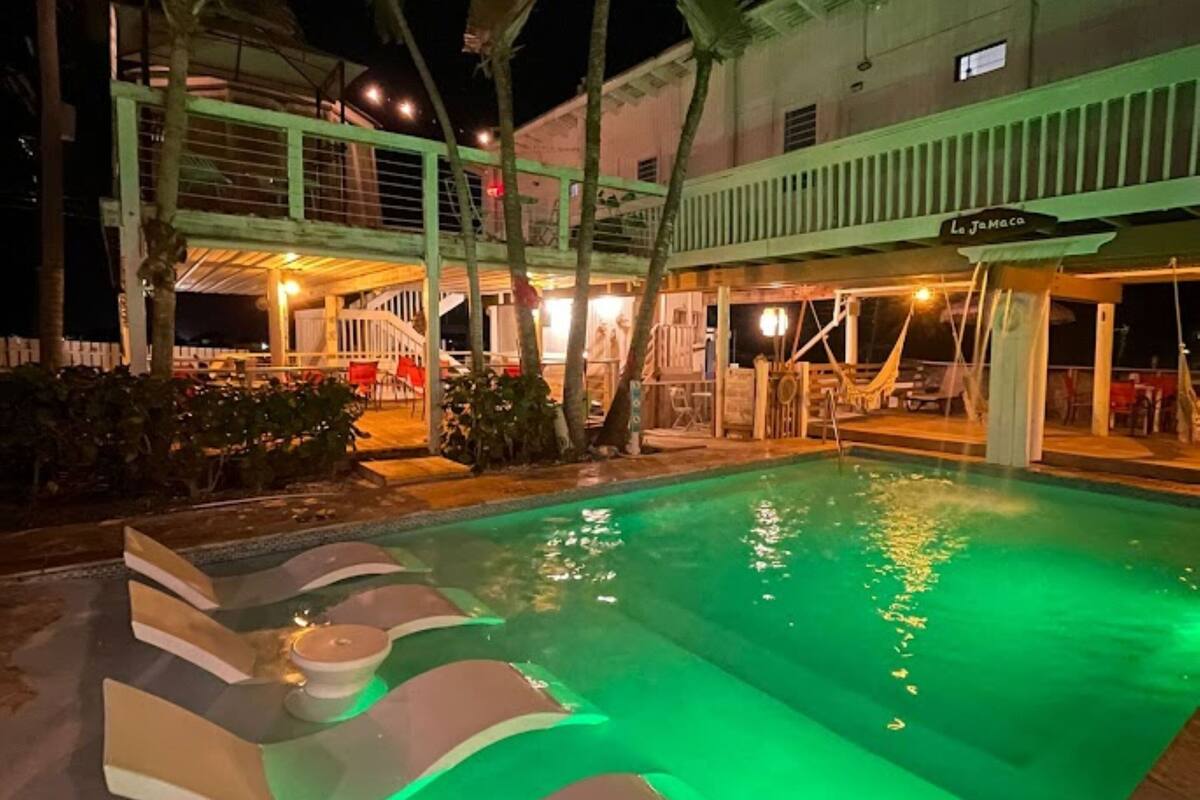 outdoor pool, open 10:00 am to 10:00 pm, pool loungers