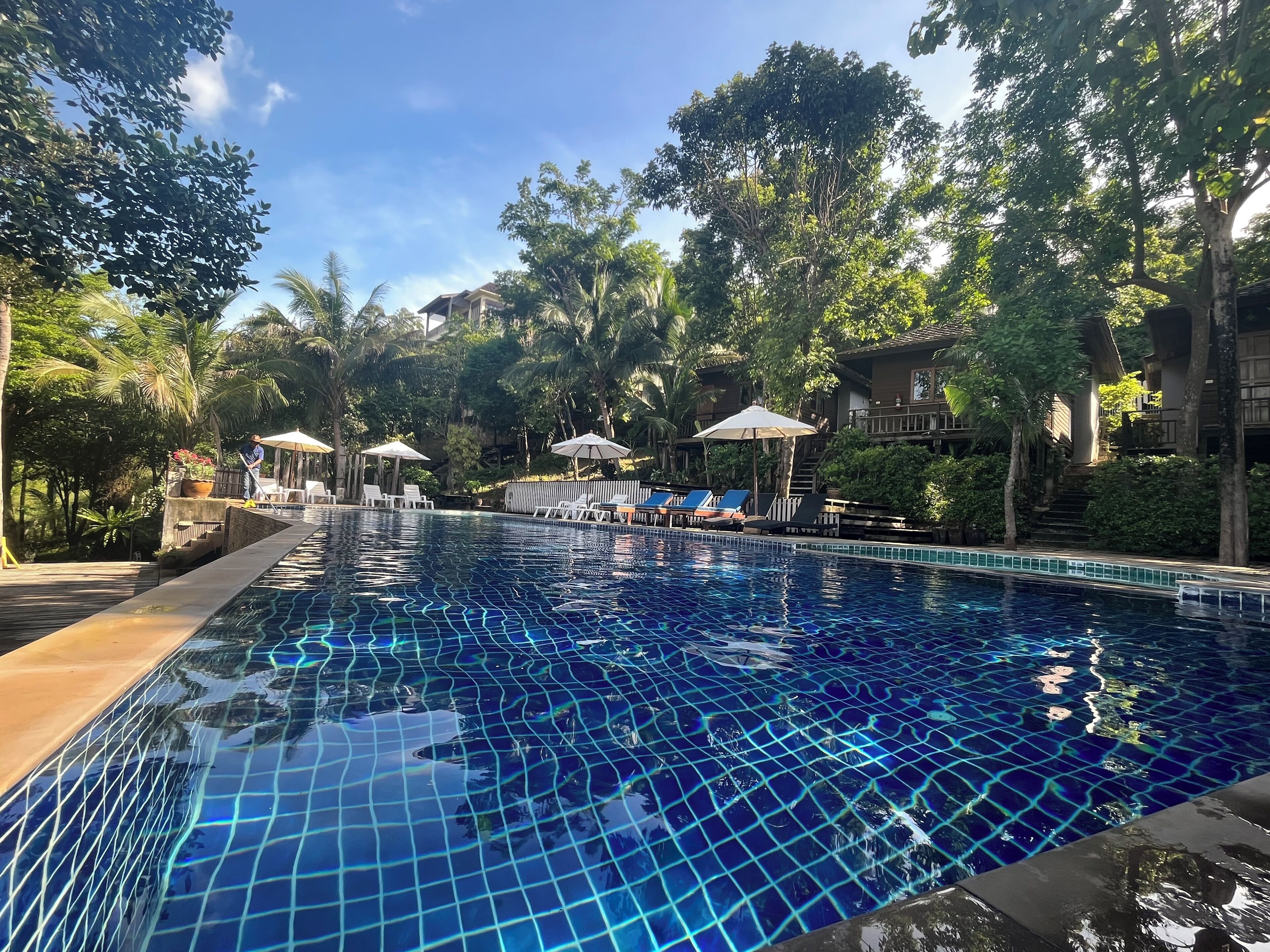 Una piscina al aire libre