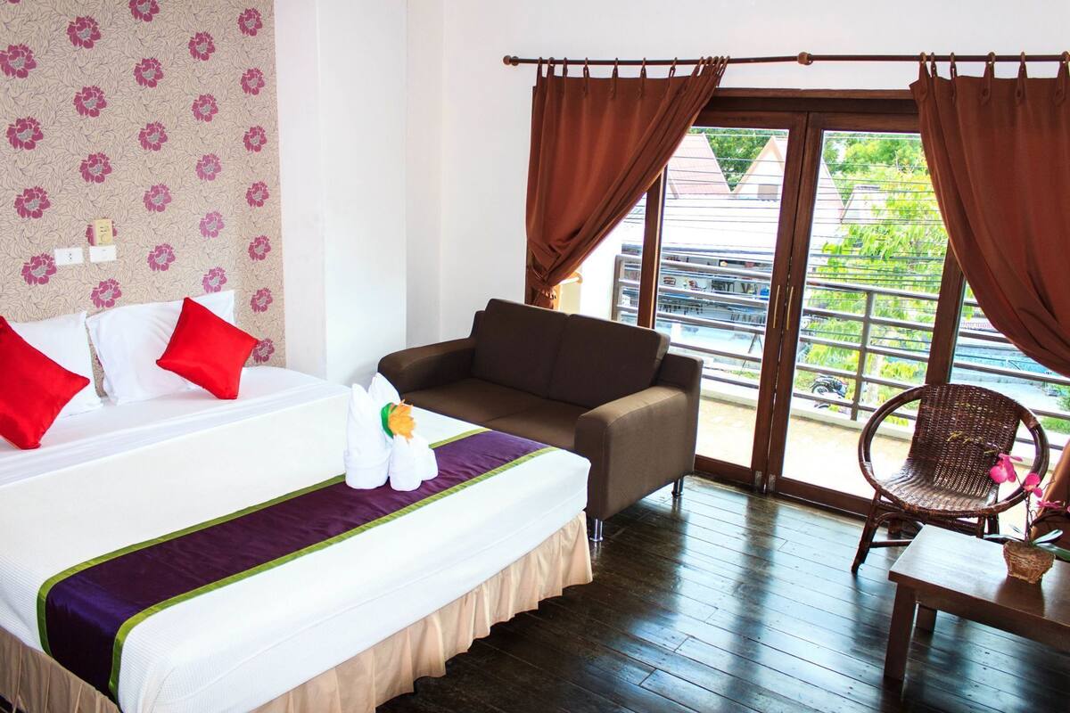 Bộ đồ giường cao cấp, nệm Select Comfort, két bảo mật tại phòng, bàn 