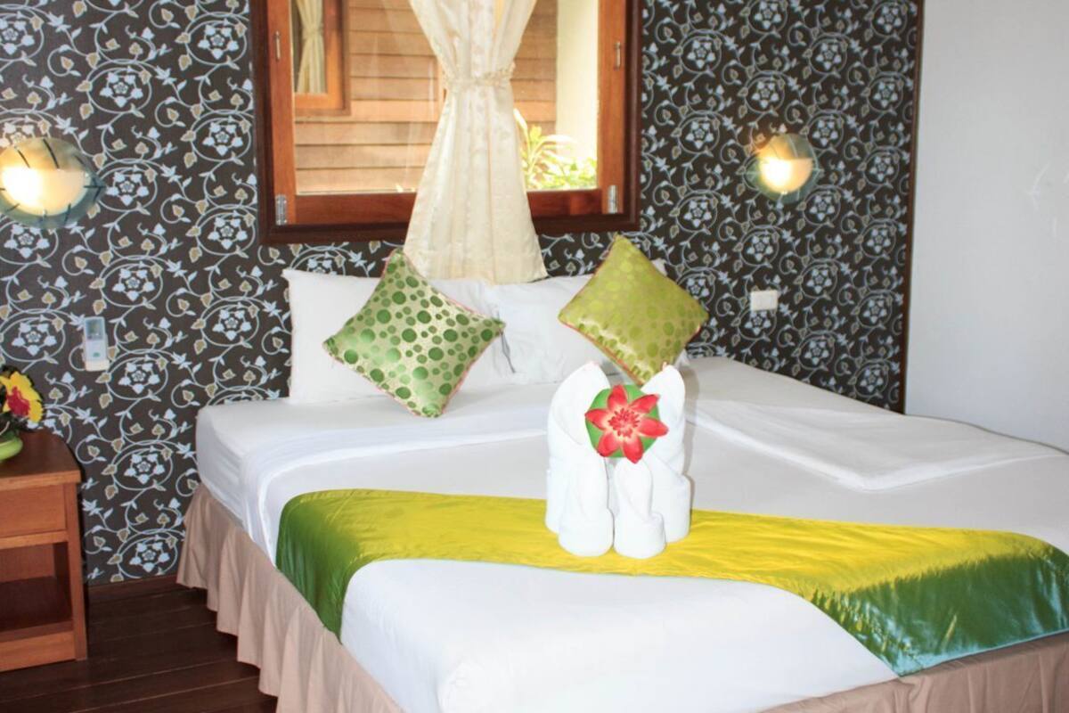 Bộ đồ giường cao cấp, nệm Select Comfort, két bảo mật tại phòng, bàn 